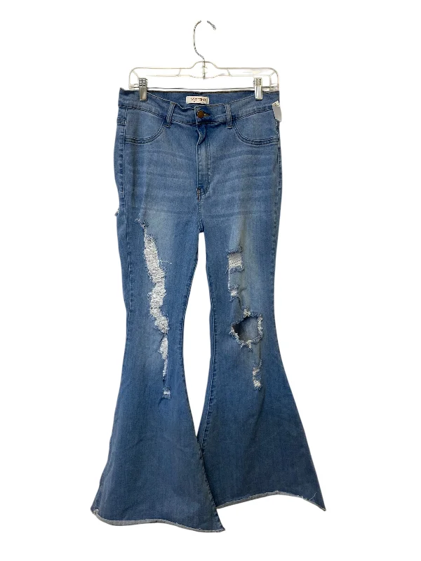 Soft And Comfortable Jeans Flared By Clothes Mentor In Blue Denim, Size: 14
